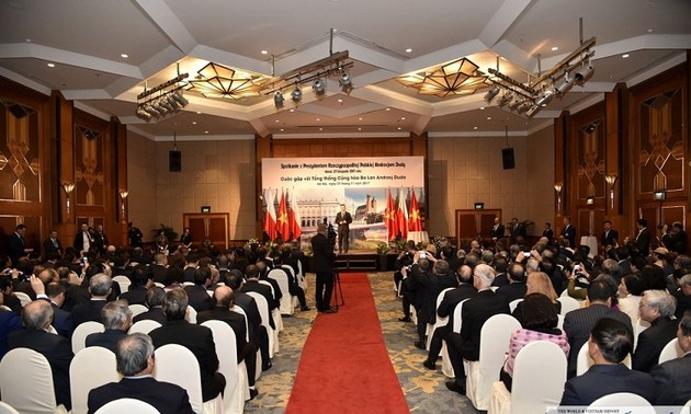  Le président polonais rencontre d’anciens étudiants vietnamiens en Pologne