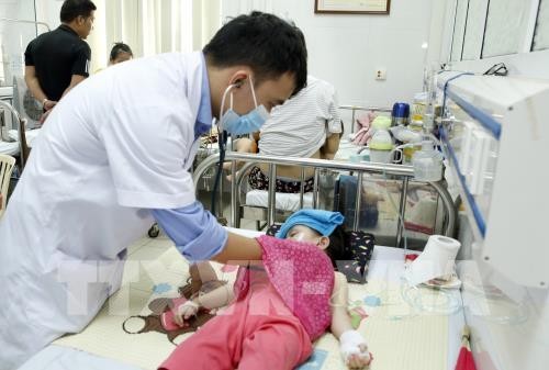 Canicule à Hanoï: soin des enfants en maternelle