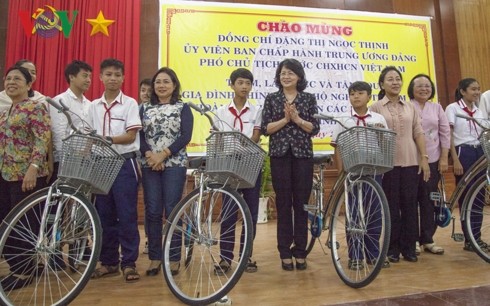 Dang Thi Ngoc Thinh en déplacement à Kiên Giang