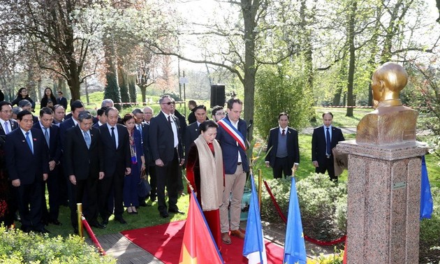 Activités de Nguyên Thi Kim Ngân en France