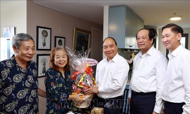 Nguyên Xuân Phuc rencontre les journalistes chevronnés de Hô Chi Minh-ville