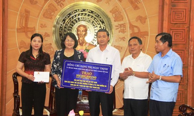 Thanh Hoa: Dang Thi Ngoc Thinh au chevet des sinistrés du typhon Wipha