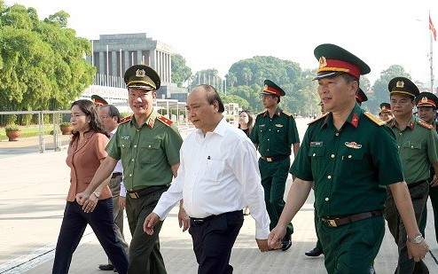 Nguyên Xuân Phuc inspecte la remise à niveau du mausolée de Hô Chi Minh