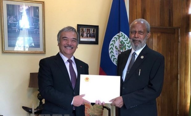 Le gouverneur général du Belize impressionné par les acquis socio-économiques du Vietnam