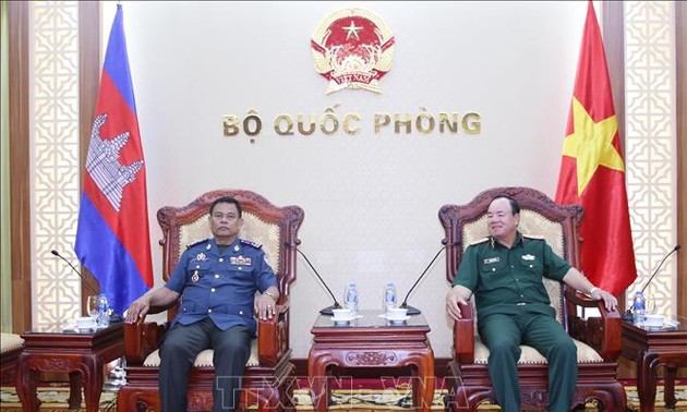 Le chef d'état-major adjoint reçoit un officier de l’Armée royale du Cambodge