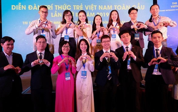 Clôture du 2e forum des jeunes intellectuels vietnamiens 