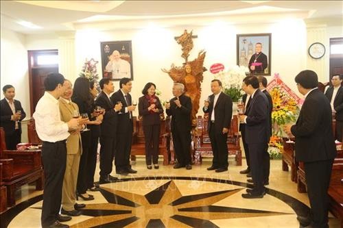 Dang Thi Ngoc Thinh présente ses vœux de Noël aux catholiques de Vinh