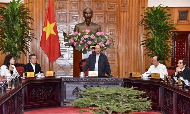 Le Premier ministre Nguyên Xuân Phuc rencontre les autorités de la province de Bac Liêu