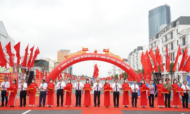 Nguyên Xuân Phuc dans les chantiers de Hai Phong