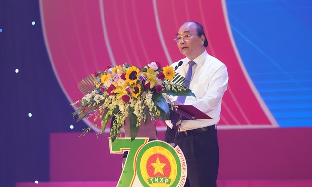 Nguyên Xuân Phuc à la Journée traditionnelle des jeunes volontaires du Vietnam