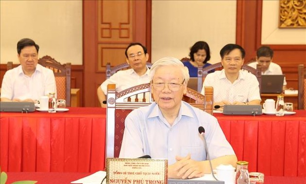 Nguyên Phu Trong travaille avec le comité permanent du Parti de Hanoï 