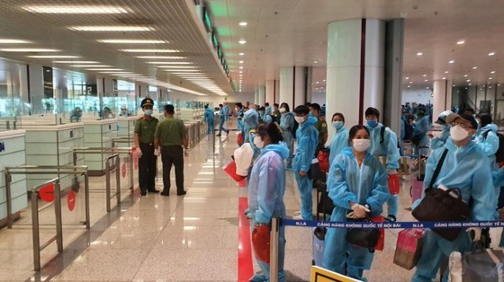 Le premier vol commercial Seoul - Hanoï atterrit à l’aéroport de Nôi Bài