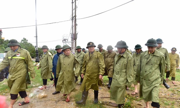 Crues et inondations dans le Centre: Trinh Dinh Dung au chevet des sinistrés de Quang Binh