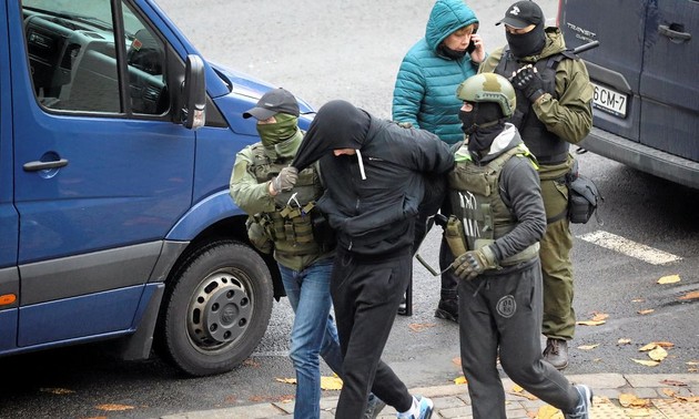 Bélarus: plus de 800 arrestations durant les manifestations d'opposition 