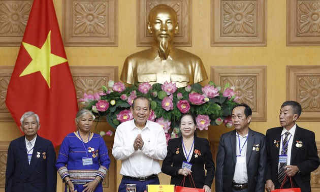 Truong Hoà Binh rencontre les personnalités méritantes de Kon Tum