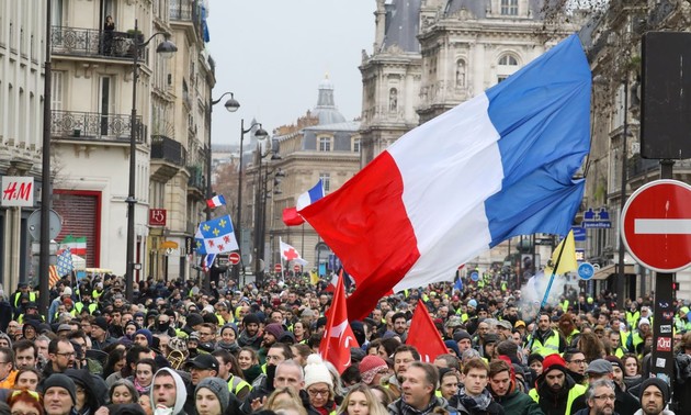 Marches des libertés : 37 policiers blessés, Gérald Darmanin « condamne des violences inacceptables»