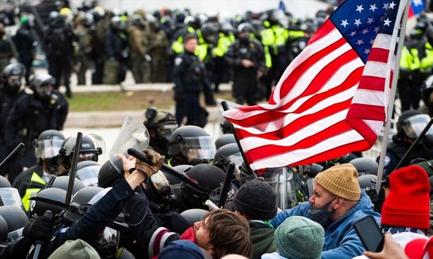 États-Unis: des centaines d’inculpations envisagées après les violences au Capitole