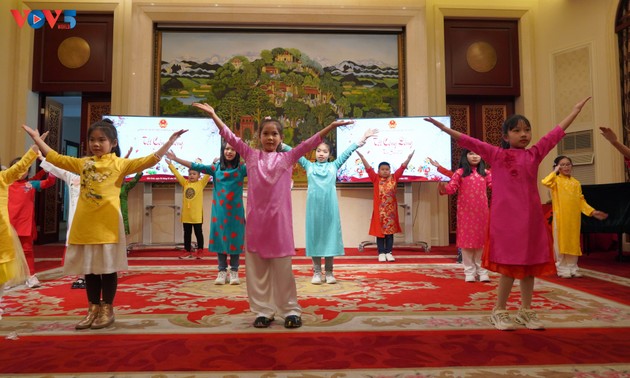 La communauté vietnamienne en Chine et au Cambodge fête le Têt du Buffle