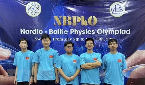 Quatre lycéens hanoiens primés aux Olympiades de physique des pays baltes et scandinaves