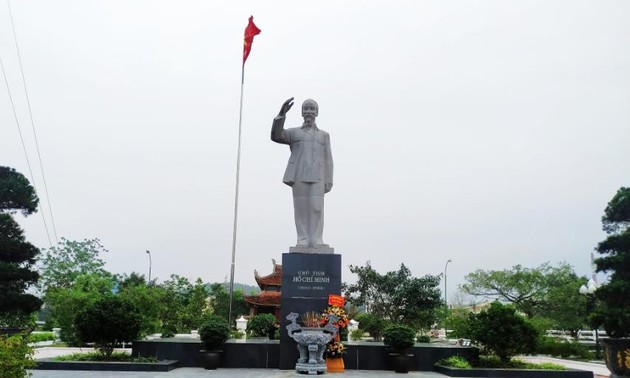 La statue du Président Hô Chi Minh à Cô Tô