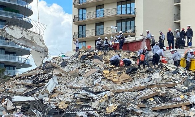 Effondrement d'un immeuble en Floride: le bilan s'alourdit à 16 morts, 147 personnes toujours portées disparues