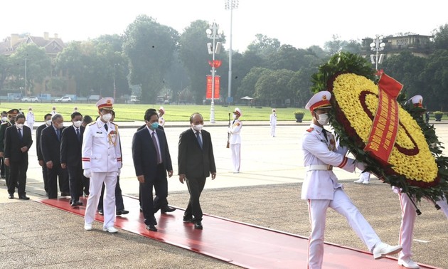 Fête nationale: les dirigeants rendent hommage au Président Hô Chi Minh et aux héros morts pour la Patrie