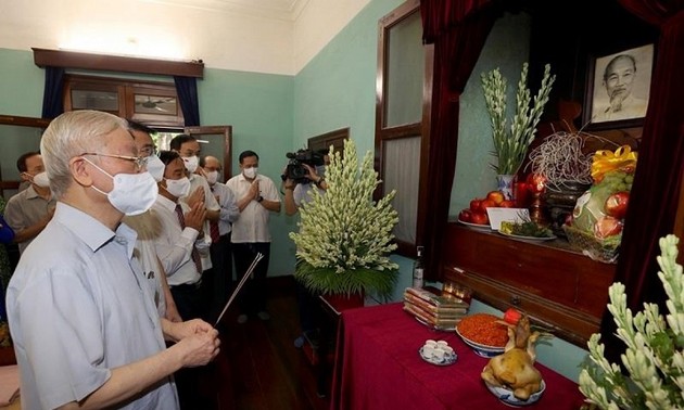 Nguyên Phu Trong rend hommage au Président Hô Chi Minh 