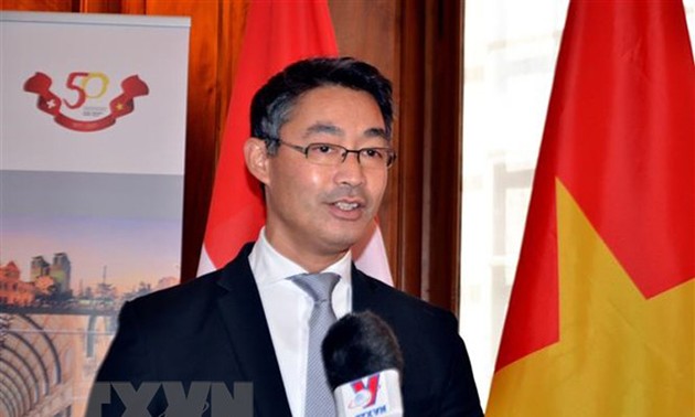 Bùi Thanh Son rencontre le consul honoraire du Vietnam en Suisse 