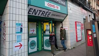 Covid-19: moins de patients à l'hôpital, les cas positifs augmentent en France