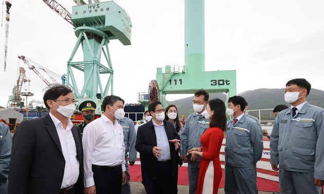 Pham Minh Chinh inspecte différents chantiers dans la province de Khanh Hoà