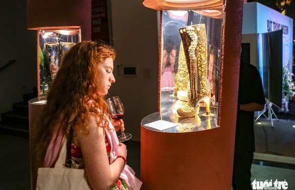 Exposition «Les chaussures en céramique de Bat Tràng et une promenade avec la culture italienne» 