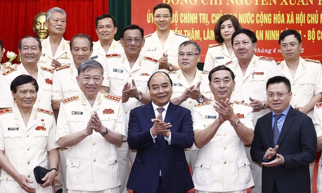 Nguyên Xuân Phuc rencontre le personnel du département de la Sécurité intérieure