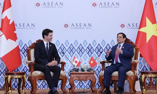 Pham Minh Chinh rencontre ses homologues canadien, australien et singapourien