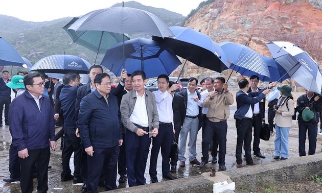 Pham Minh Chinh visite des chantiers à Phu Yên