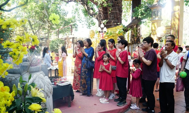 Les Vietnamiens au Laos vont à la pagode au début de l’année lunaire