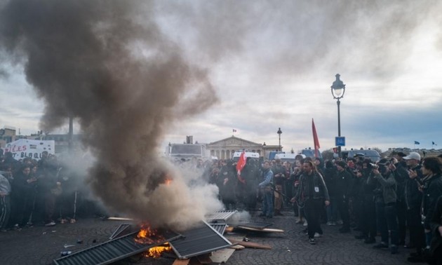 Réforme des retraites: La France risque de plonger dans l’instabilité politique et sociale