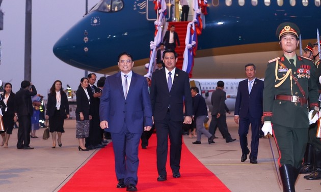 Pham Minh Chinh arrivé à Vientiane pour participer à la 4e conférence de la commission du Mékong