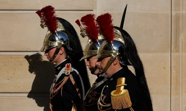 La relève de la Garde républicaine à l’Élysée redevient accessible au public, 27 ans plus tard