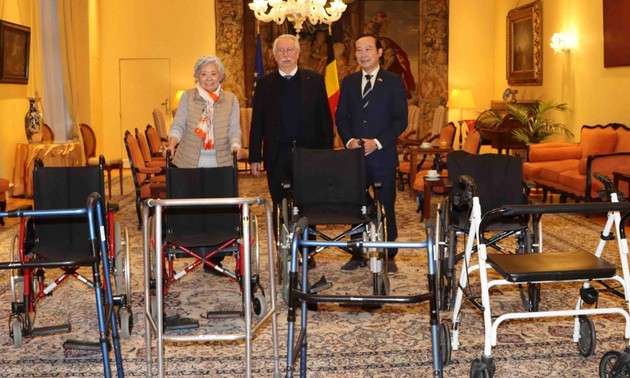 Solidarité belge envers les victimes de l’agent orange: remise de dons à l’ambassade du Vietnam