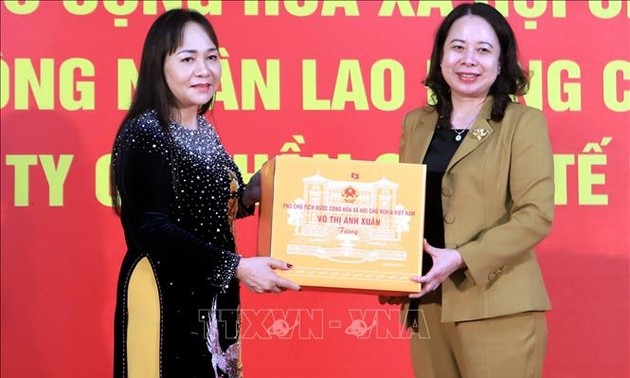 Vo Thi Anh Xuân rend visite à des familles bénéficiaires de politiques sociales à Thai Binh