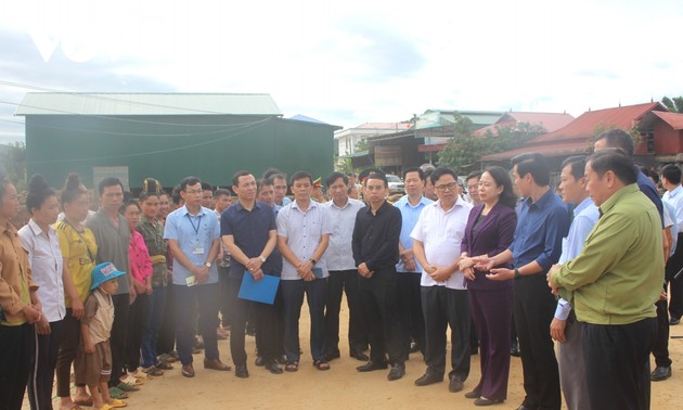 Vo Thi Anh Xuân en visite à Son La pour évaluer les dégâts des inondations