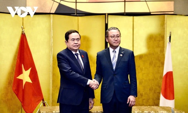 Trân Thanh Mân travaille avec les responsables de la préfecture de Nagasaki