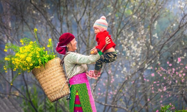 Comment les Mông de Dông Van attribuent-ils un prénom à leurs enfants?