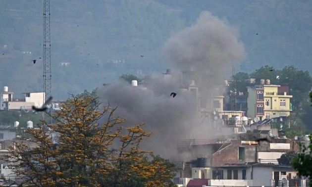L’Inde et le Pakistan s’attaquent mutuellement à l’aide de drones et de missiles