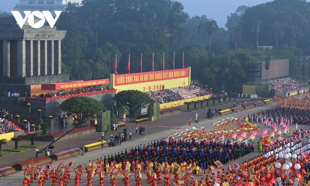 Un défilé militaire et populaire grandiose pour les 80 ans de la Révolution d’Août et de la Fête nationale