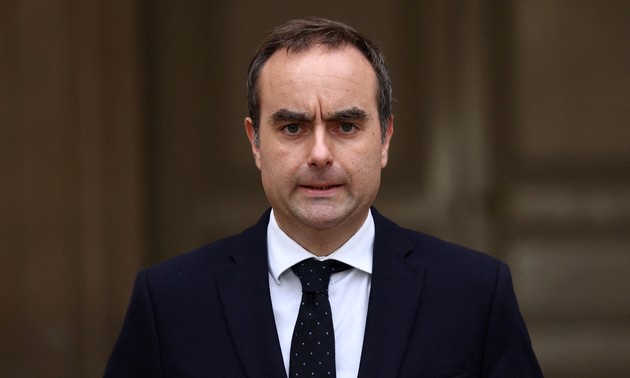 Emmanuel Macron demande au Premier ministre Lecornu de stabiliser le pays