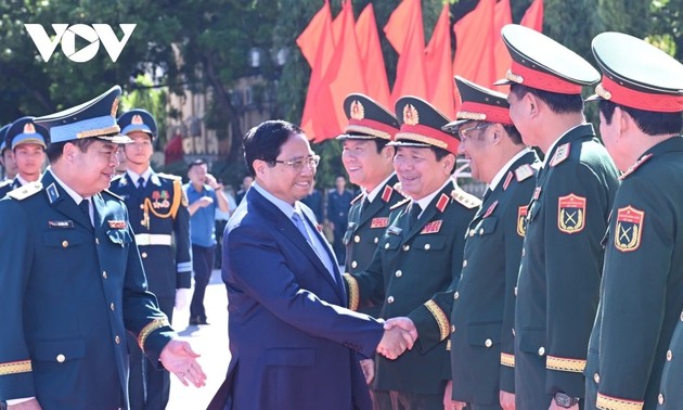 Pham Minh Chinh appelle les Forces de défense aérienne et de l’armée de l’air à être à l’avant-garde de la modernisation de l’armée