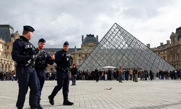 France: cinq nouvelles arrestations dans l'affaire du Louvre