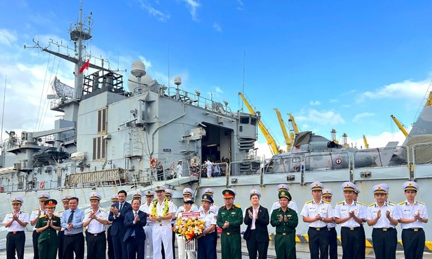 Le croiseur Prairial de la Marine française en visite d'amitié à Dà Nang