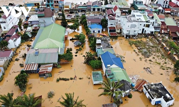 Conclusion du Bureau politique sur la réparation des dégâts causés par les pluies et les inondations dans le Centre du Vietnam